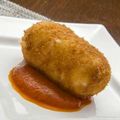 カニ味のソースがとろける『たらばがにのカニクリームコロッケ』