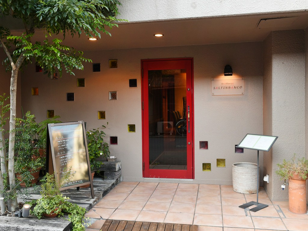 烏丸御池駅から徒歩3分の好立地。町家が並ぶ通り沿いのお店