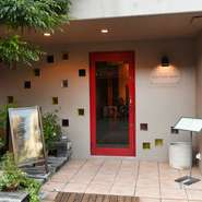 京都市営地下鉄烏丸線「烏丸御池駅」から歩いて3分。京都らしい風情のある町家が並ぶ通り沿いに、赤い縁取りのあるドアが見えたら、その先では素材のよさを最大限に生かした澤田シェフの料理が待っています。