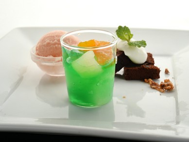 記念日には、メッセージプレート付きケーキでお祝い