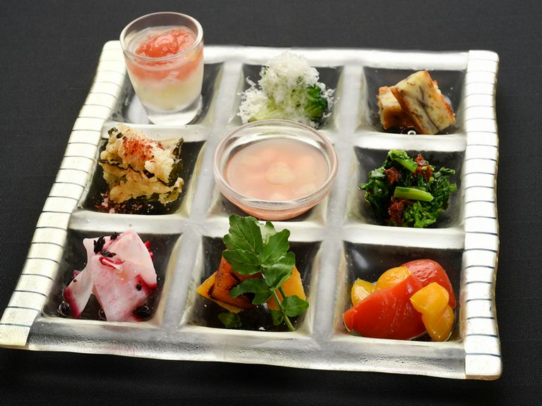 旬の食材を一皿で楽しむ『9種類の野菜を使った前菜盛り合せ』
