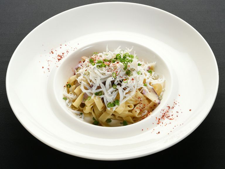 静岡産浜ゆでシラスと舞茸のアーリオオーリオ 手打ちタリアテッレ