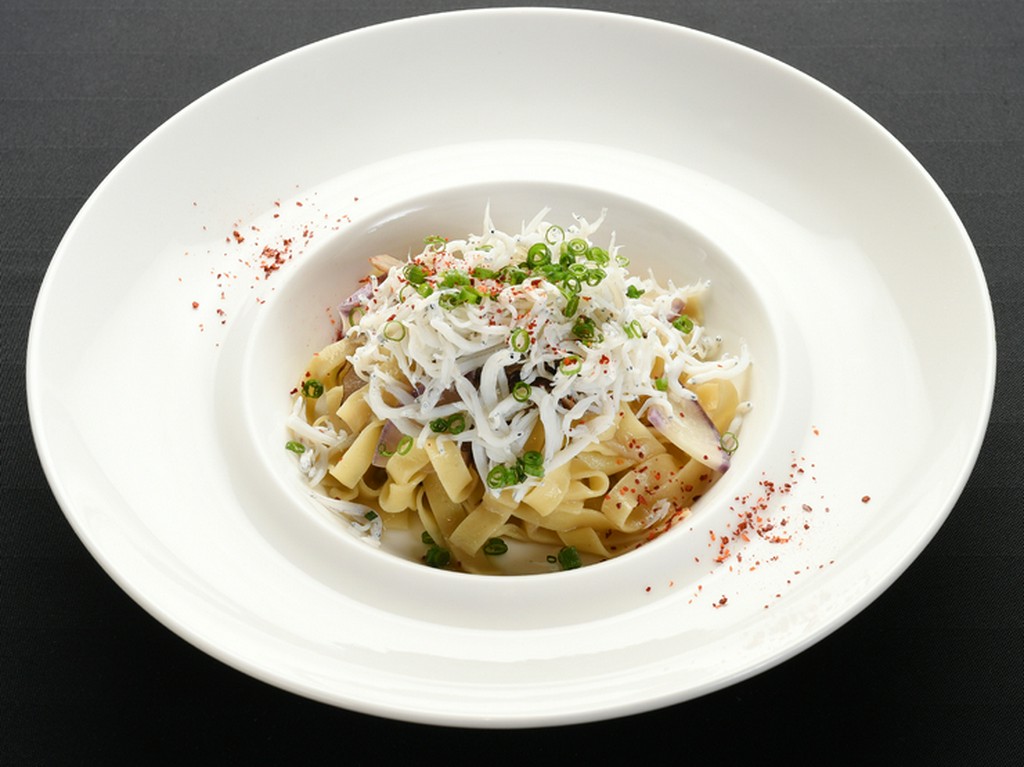 静岡産浜ゆでシラスと舞茸のアーリオオーリオ　手打ちタリアテッレ