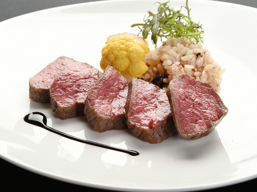 肉の旨味を堪能できる『宮崎・尾崎牛のタリアータ　スパイシーバルサミコソース』