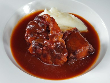 フランス産を中心に100種のワインが揃う。もちろん料理にも使用