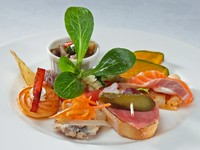 少しずついろいろな種類を食べたいお客様のために、季節の素材を使った見目麗しき前菜