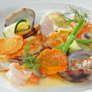 旬の魚を、その時一番おいしい調理法で提供。この日は、海老やアサリ、帆立を使った魚介のナージュと、鯛のポワレ 