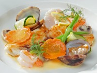 旬の魚を、その時一番おいしい調理法で提供。この日は、海老やアサリ、帆立を使った魚介のナージュと、鯛のポワレ 