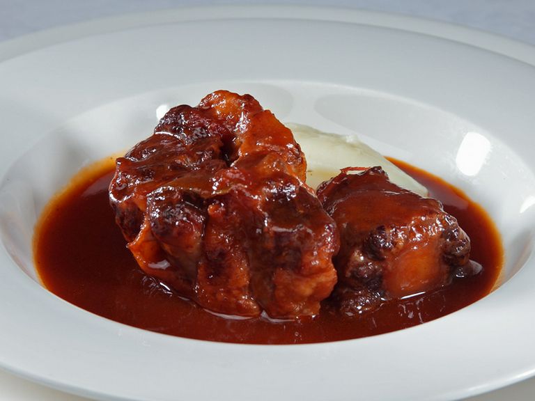 丁寧に煮込んだ『牛テール肉の赤ワイン煮』