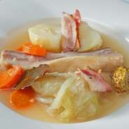 豚肉は、塩漬けにして一晩寝かせ、温かいオーブンの横につるしたものを使用。水分が抜けて、味が濃くなったところで野菜と共に煮込んだ一品 
