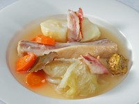 豚肉は、塩漬けにして一晩寝かせ、温かいオーブンの横につるしたものを使用。水分が抜けて、味が濃くなったところで野菜と共に煮込んだ一品 