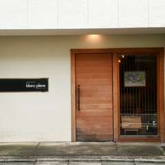 気軽にフレンチを楽しめます。春には小庭の桜を眺めながら