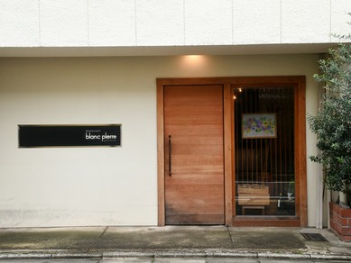 気軽にフレンチを楽しめます。春には小庭の桜を眺めながら