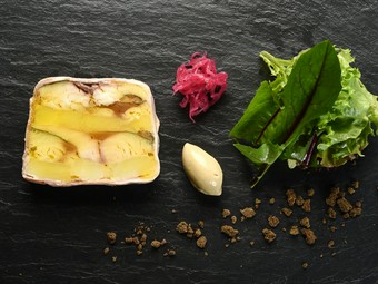 自家製ベーコンで縁取った『秋サバと北あかり（じゃがいも）のテリーヌ　カニみそのディップ』