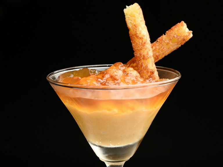 定番アミューズ『人参のムースとコンソメのジュレ 生ウニを添えて』