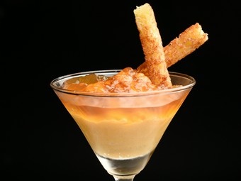 定番アミューズ『人参のムースとコンソメのジュレ　生ウニを添えて』