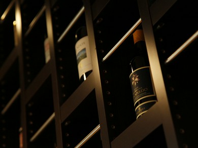 大井シェフ自らがセレクトした、約100種のワインが揃う