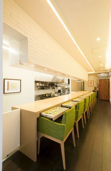 大井シェフ自慢のカウンター席で、ふたりの距離を縮める