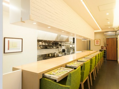 大井シェフ自慢のカウンター席で、ふたりの距離を縮める