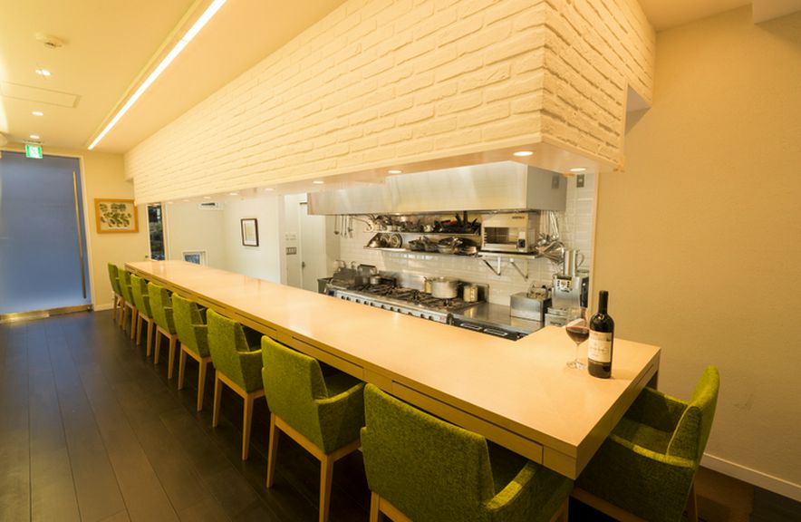 静かな環境の中、やさしい料理と豊富な種類のお酒でおもてなし