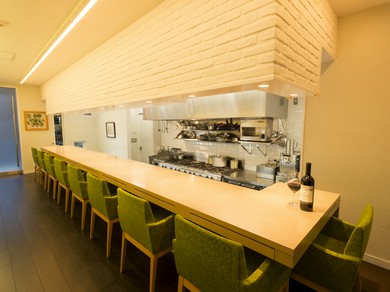 静かな環境の中、やさしい料理と豊富な種類のお酒でおもてなし