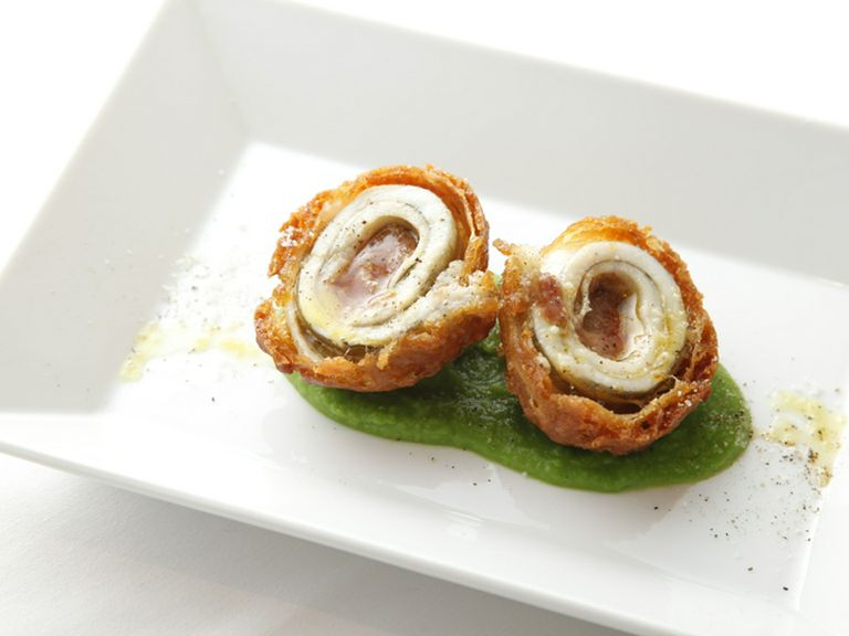 フォアグラを包んだ泉州アナゴのベニエ 白トリュフのお塩で