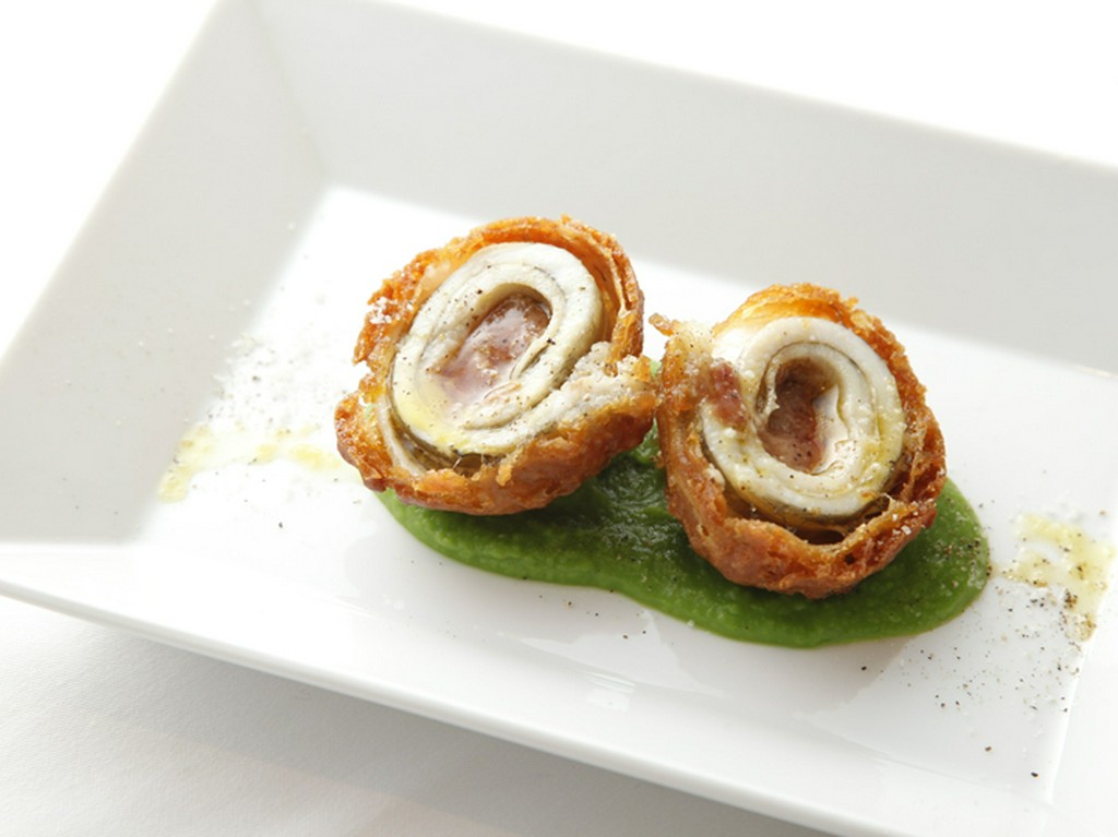 フォアグラを包んだ泉州アナゴのベニエ　白トリュフのお塩で