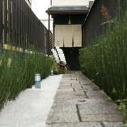 丸太町駅から歩いて2分、細長いアプローチを抜けると、古民家を改装した玄関がお目見え。京都らしい情緒あふれる落ち着いた雰囲気のお店です。