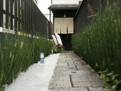 丸太町駅から徒歩2分、改装した古民家へ続く細長いアプローチ