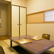 京都らしい町家を改装したお店の玄関で、靴を脱いであがると、着物を着たスタッフがお出迎え。情緒あふれる店内は、心地よくすごせる個室もあるので、接待や会食に最適です。