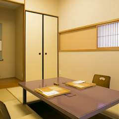 町家を改装した情緒あふれる店内は、接待・会食に最適