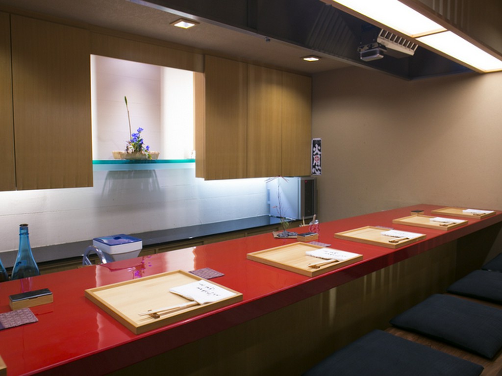 ふたりの距離を縮める、鮮やかな朱塗りのカウンター席