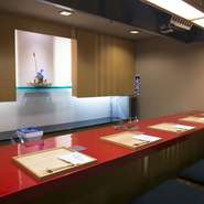 笹井氏の華麗な手さばきを間近で見ることができるカウンター席は、鮮やかな朱塗り。ふたりで目の前の同じ光景を眺めれば、互いの距離がぐっと縮まるはずです。