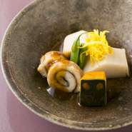 ほくほくしている海老芋は、京都産。パサつかないように、ゆっくり1時間ぐらいかけてじんわり炊いている。明石の穴子、北海道の南京と共に
