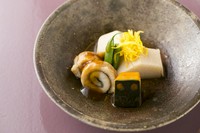 ほくほくしている海老芋は、京都産。パサつかないように、ゆっくり1時間ぐらいかけてじんわり炊いている。明石の穴子、北海道の南京と共に
