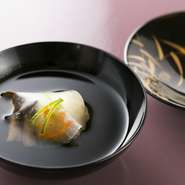 出汁は、昆布とかつお。京都の井戸水は軟水なので、特に昆布のうまみを最大限に引き出す。この日は、秋が旬の渡り蟹をお椀にまとめた