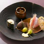 この日は、れんこんのチップ、しょうゆ漬けいくら、煮びたしのように炊いた子持ち鮎、ぎんなんなど、秋らしい素材を集めた一皿