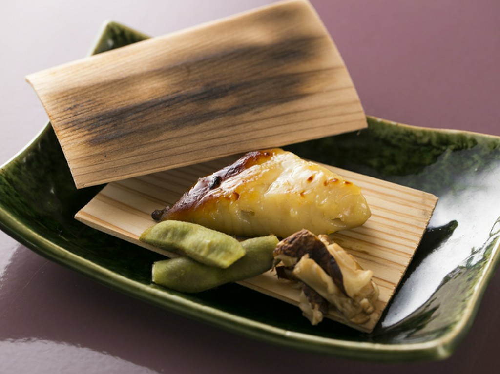 杉の香りが麗しい『鰆の杉板焼』