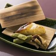 鰆のみそ漬けを焼き、さらに杉の板で挟んで焼いている。杉の香りが香ばしい逸品