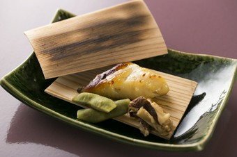 杉の香りが麗しい『鰆の杉板焼』