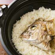 鯛の頭の生臭さを取るため、一度焼き、土窯でごはんと昆布出汁と共に炊いた絶品