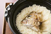 鯛の頭の生臭さを取るため、一度焼き、土窯でごはんと昆布出汁と共に炊いた絶品