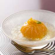 みかんの皮で出汁を取り、さらに乾燥させて粉砕した皮がゼリーの中に入っている。まさにみかんづくしの甘味