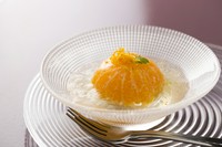 みかんの皮で出汁を取り、さらに乾燥させて粉砕した皮がゼリーの中に入っている。まさにみかんづくしの甘味