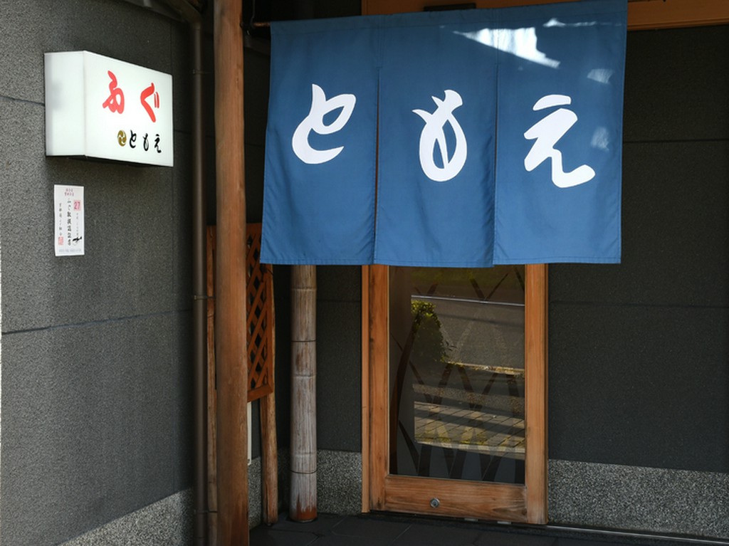 名刹・金閣寺の近くに立地。一足伸ばしてでも訪れたいお店です