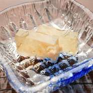 食用と認められているふぐは22種ほどありますが、【ふぐ料理　ともえ】が使用するのは天然のとらふぐのみ。おおよそ3日間で時間を追って少しずつ部位を解体しながら、しっかりと熟成させたものを提供しています。