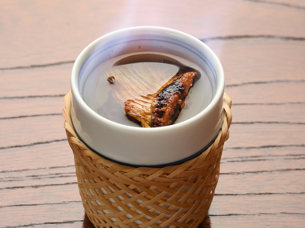 シーズンオフや、時化で望みのものが仕入れられなければ営業せず