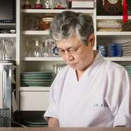 カウンターは常連の特等席。京都府ふぐ組合理事長を務める亀井氏の「ふぐの話」を楽しみに訪れる方も多いのだとか。ふぐに対する正しい知識と深い愛情に満ちた“口演”が、料理の味を一段と引き上げてくれます。