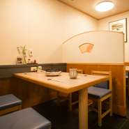 ミシュランの星を獲得している、と言っても緊張とは無縁。初見でも郷愁を感じさせる内観、物越し柔らかい店主と気さくな女将らが醸すアットホーム感に引き込まれます。この居心地の良さも店の魅力のひとつです。