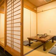 店内はカウンター、テーブル席のほか、個室も完備。個室は4人用で3部屋ありますが、襖を開けて大きな1部屋としても利用可。冬に旬を迎えるふぐを目当てに、忘年会や新年会でこの部屋を利用する団体も多いようです。